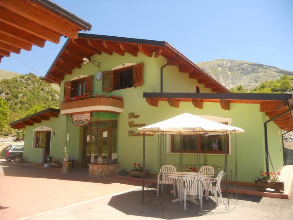 La Locanda Del Lago Lucciola Villalago Bagian luar foto